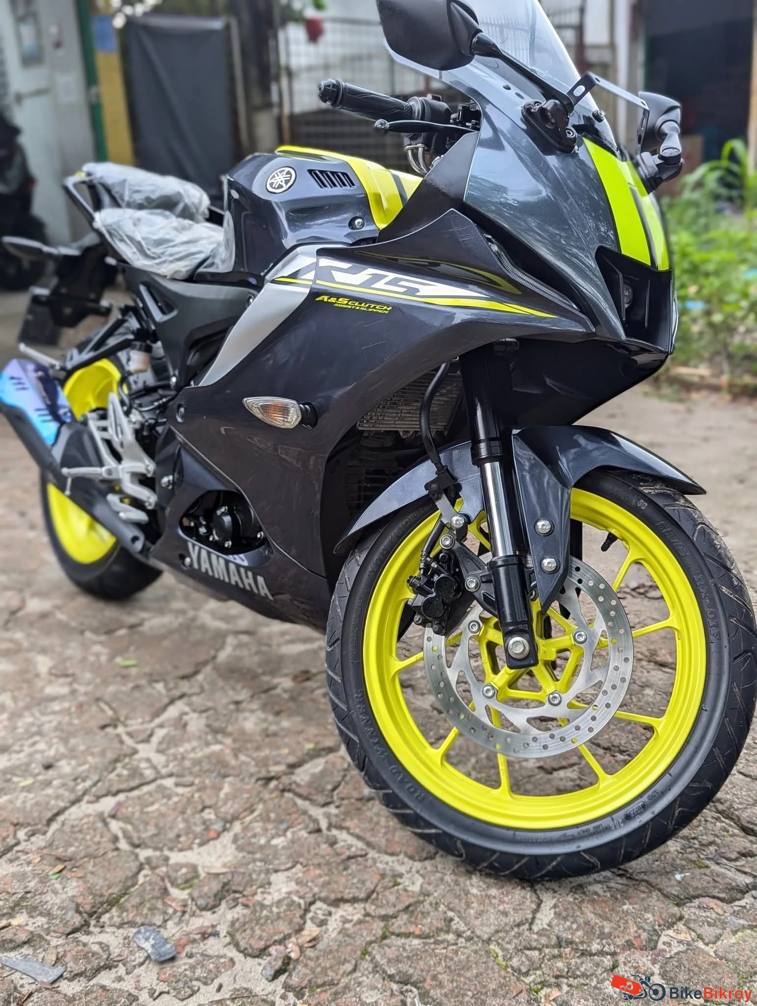 Yamaha R15 V4