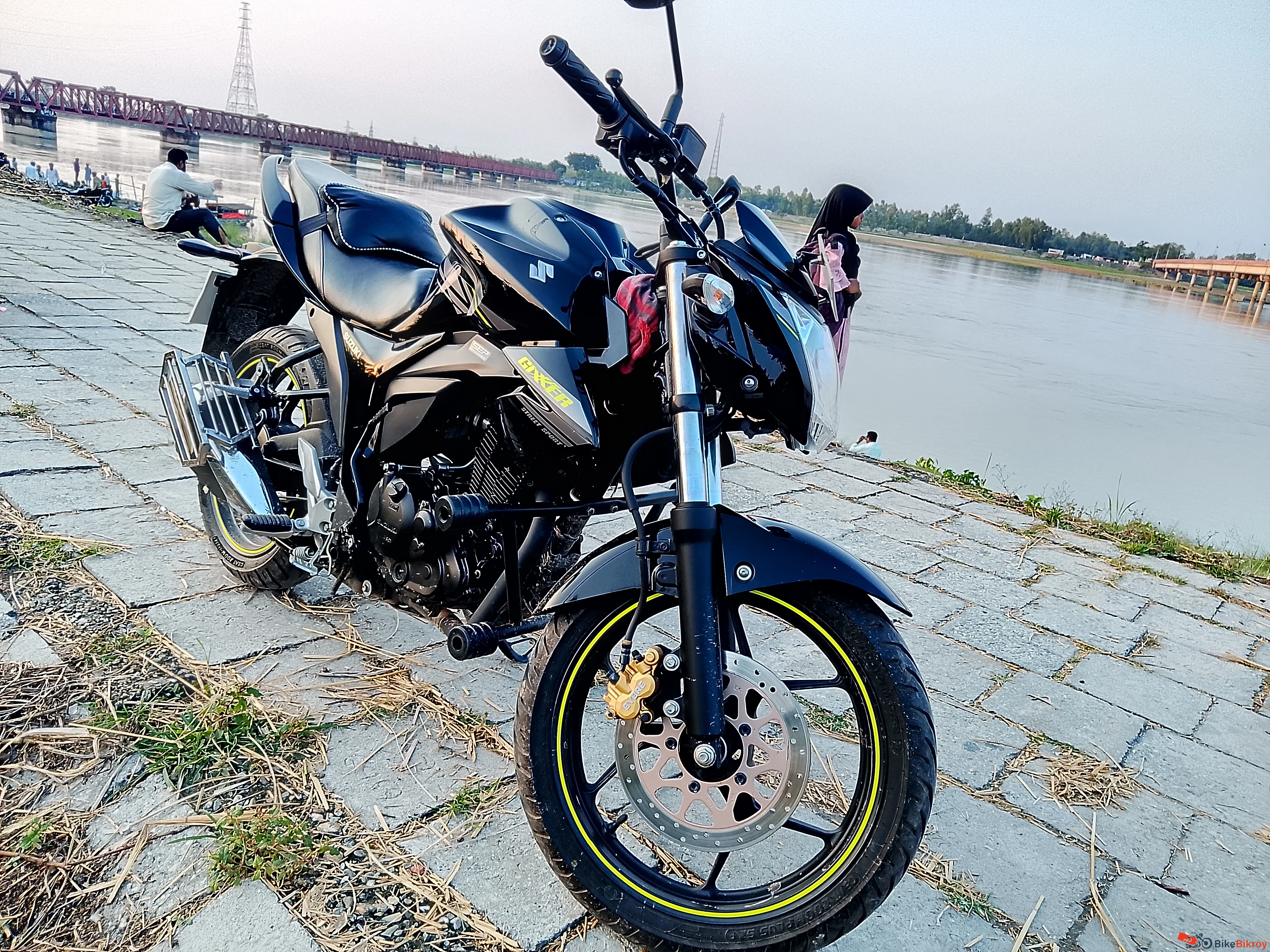 Suzuki Gixxer monotone